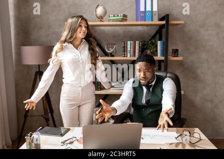 Partner, die am Arbeitsplatz argumentieren, dem Dokument nicht zustimmen, gegen eine Vereinbarung verstoßen, unannehmbare Bedingungen. Stockfoto