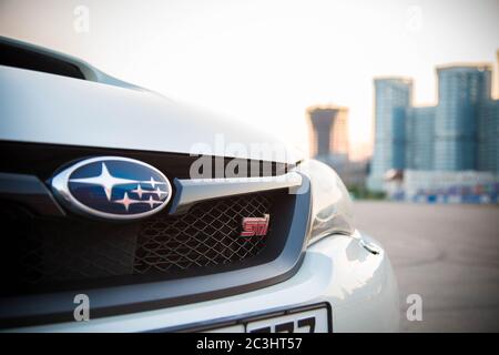 Moskau 2015. Subaru WRX STI Nahaufnahme, weiß. Scheinwerfer, Kühlergrill mit Logo Stockfoto