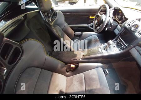 Russland, Moskau - 04. Mai 2019: Interieur des gelben Porsche Cayman GT4. Rennwagen im Händlerraum. Vorderansicht Stockfoto