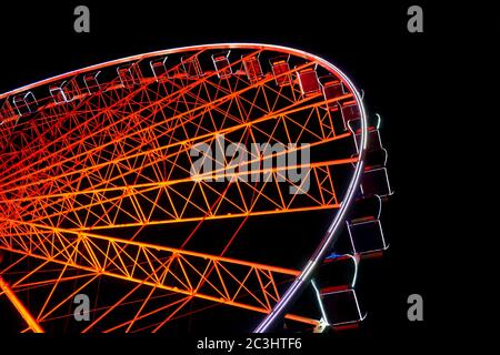 Buntes Riesenrad 'Wheel of Vision' am Burgplatz in der Düsseldorfer Altstadt. Das "Wheel of Vision" ist in der Regel von Oktober bis Januar dort. Stockfoto