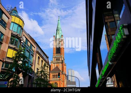 Blick auf das Einkaufszentrum Sevens (Rückseite), die Stadtkirche Johanneskirche und die traditionelle Konditorei Heinemann in der Düsseldorfer Innenstadt. Stockfoto