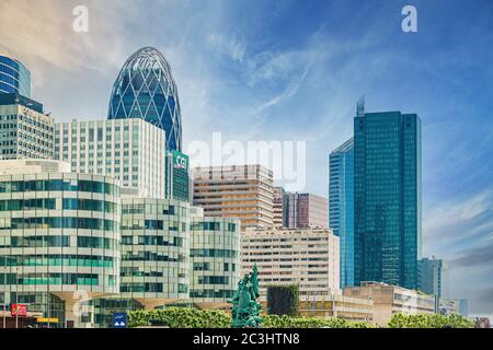 PARIS - 17. JULI 2018: Blick auf Wolkenkratzer in La Defense Stockfoto