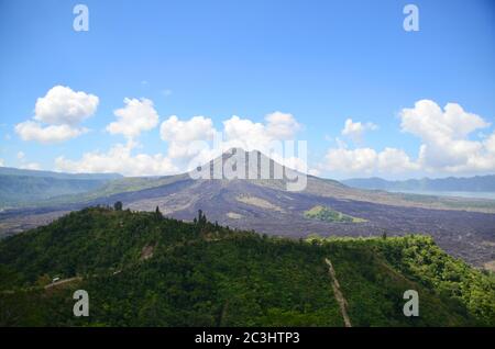 Der Berg Batur (oder der Kintamani Vulkan) ist ein aktiver Vulkan und ein sehr beliebter Trek. Stockfoto