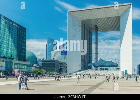 PARIS - 17. JULI 2018: Blick auf den berühmten Bogen von La Defense Stockfoto