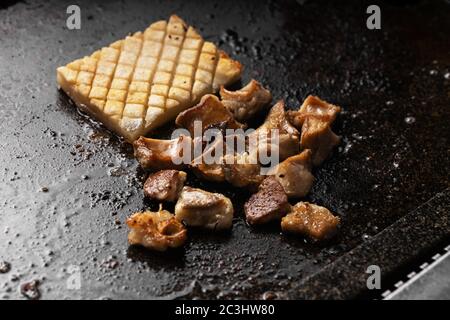High-Angle-Schuss von köstlichen gebratenen Fleisch und Kartoffeln auf Ein schwarzes Fach Stockfoto