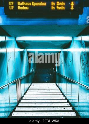Hohe Winkel vertikale Aufnahme eines unterirdischen Eingang beleuchtete Treppe Stockfoto
