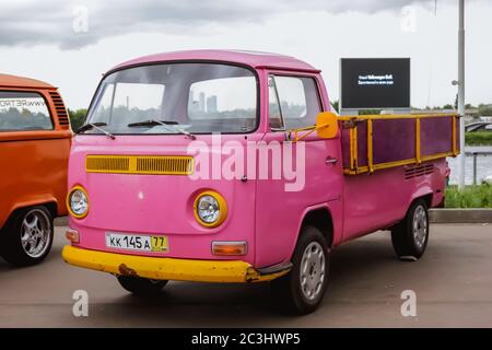 Moskau. Russland - 20. Mai 2019: Rot und gelb Volkswagen Transporter T2 Pickup Hippie-Bus sind auf der Straße geparkt. Veraltete Oldtimer Stockfoto