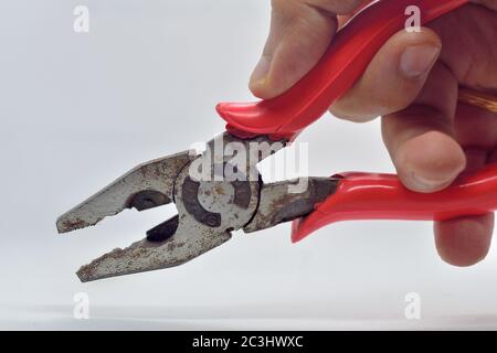 Diagonalschneider werden zum Schneiden von Drähten, Schrauben und Nägeln verwendet Stockfoto