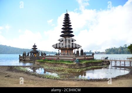 Pura Ulun Danu Beratan liegt am Ufer des Beratan Sees in Bali, Indonesien. Es wird angenommen, dass es 1663 erbaut wurde, und ist ein großer hinduistischer schiwaitischer Tempel. Stockfoto