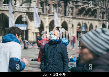 MÜNCHEN, 02. Mai 2020: Älterer Mann während der Coronavirus-Pandemie mit Schutzmaske am Münchner Marienplatz Gesundheitsschutz durch Stockfoto