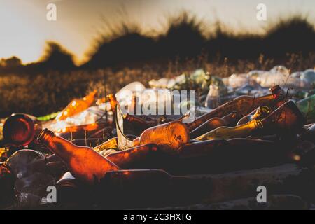 Ein Haufen leerer Glasflaschen verschwendet auf dem Land Stockfoto