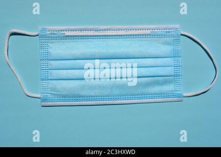 Einweg-3-lagige, nicht-chirurgische Gesichtsmaske mit elastischen Ohrschlaufen isoliert auf weißem Hintergrund Stockfoto
