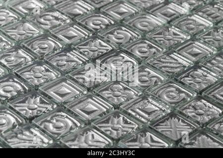 High-Angle-Aufnahme von kleinen quadratischen grauen Fliesen - gut Für einen Hintergrund Stockfoto