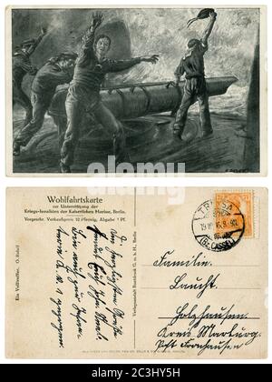 Deutsche historische Postkarte: Marine-Seeleute an Bord eines Kriegsschiffes an der Torpedo-Röhre, um einen Torpedo zu starten. Seeschlacht, Weltkrieg 1 1914-1918. Deutschland Stockfoto