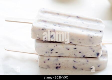 Joghurt und Heidelbeer-Popsicles gestapelt Stockfoto
