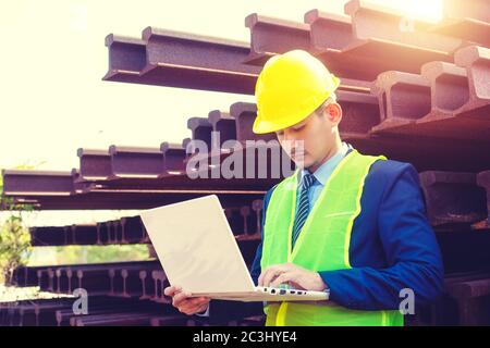 Bauarbeiter Planung Auftragnehmer Überprüfung auf Baustellen Gas, Öl, Energie und Fabrikbau. Stockfoto