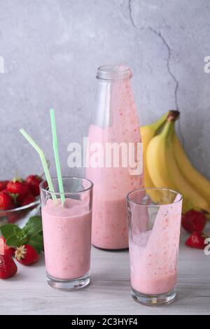 Trinken Sie einen frisch zubereiteten Bananen-Erdbeer-Smoothie Stockfoto