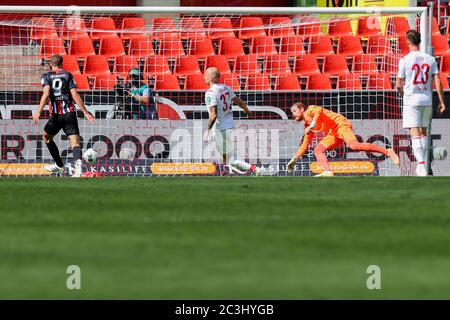 20. Juni 2020, Nordrhein-Westfalen, Köln: Fußball: Bundesliga, 1. FC Köln - Eintracht Frankfurt, 33. Spieltag im RheinEnergieStadion. Der Frankfurter Bas Dost (l) erzielt ein 1:1 gegen Torhüter Timo Horn (2. Von rechts) von 1. FC Köln. Kölner Toni Leistner (2. V.l.) und Mark Uth Uhr. Foto: Rolf Vennenbernd/dpa - WICHTIGER HINWEIS: Gemäß den Vorschriften der DFL Deutsche Fußball Liga und des DFB Deutscher Fußball-Bund ist es untersagt, im Stadion und/oder aus dem Spiel fotografierte Aufnahmen in Form von Sequenzbildern und/oder Vide zu nutzen oder auszubeuten Stockfoto