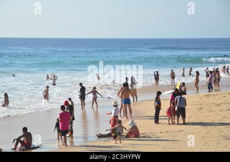 Jimbaran ist ein Fischerdorf und Küstenort südlich von Kuta auf der indonesischen Insel Bali. Leute, die am Strand spielen. Stockfoto