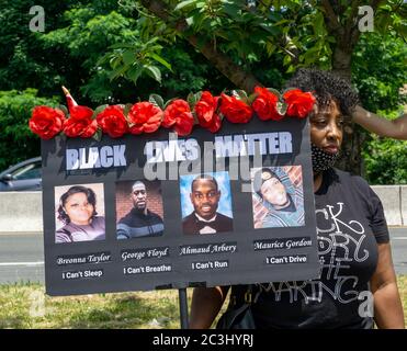 Juneteenth Protest Black Lives Matter George Floyd März - Solo Schwarz Frau Urlaub schwarz lebt Materie Zeichen Foto Stockfoto