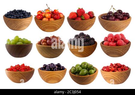 Collage aus verschiedenen Früchten und Beeren isoliert auf weiß. Set von Erdbeeren, Himbeeren, Johannisbeeren, Brombeeren, Stachelbeeren, Trauben, Heidelbeeren Stockfoto