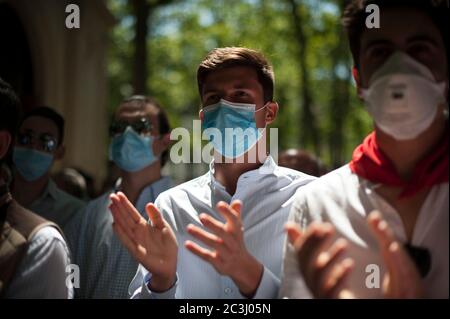 Mehrere Demonstranten versammeln sich in der Calle Estafeta, um Unterstützung durch die Regierungen für den Sektor zu erhalten, nachdem die Pandemie des Coronavirus seine Saison gestoppt hat.Tausende von Unterstützern aus der Welt der Stierkämpfe haben sich beim Gas corralillos in Pamplona versammelt (wo die Bullen vor dem Encierro de los San Fermines schlafen), Und marschierte für achthundert Meter auf der Plaza de Toros de Pamplona, machen die Reise der Encierro, Trimmer, Hirten, Bender, jubelt, Rancher und Menschen mit der Welt des Stiers verwandt , haben ihre Ablehnung mit der Regierung von Spanien zum Ausdruck gebracht, weil dieser secto Stockfoto