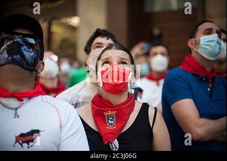 Mehrere Demonstranten versammeln sich in der Calle Estafeta, um Unterstützung durch die Regierungen für den Sektor zu erhalten, nachdem die Pandemie des Coronavirus seine Saison gestoppt hat.Tausende von Unterstützern aus der Welt der Stierkämpfe haben sich beim Gas corralillos in Pamplona versammelt (wo die Bullen vor dem Encierro de los San Fermines schlafen), Und marschierte für achthundert Meter auf der Plaza de Toros de Pamplona, machen die Reise der Encierro, Trimmer, Hirten, Bender, jubelt, Rancher und Menschen mit der Welt des Stiers verwandt , haben ihre Ablehnung mit der Regierung von Spanien zum Ausdruck gebracht, weil dieser secto Stockfoto