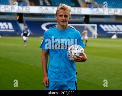 LONDON, Vereinigtes Königreich, JUNI 20: Louie Sibley von Derby County hält den Ball nach einem Hattrick während der EFL Sky Bet Championship zwischen Millwall und Derby County im Den Stadium, London am 20. Juni, 2020 Credit: Action Foto Sport/Alamy Live News Stockfoto