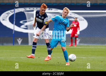 LONDON, Vereinigtes Königreich, JUNI 20: Louie Sibley von Derby County hält Ryan Woods von Millwall während der EFL Sky Bet Championship zwischen Millwall und Derby County im Den Stadium, London am 20. Juni, 2020 Credit: Action Foto Sport/Alamy Live News Stockfoto