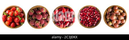 Collage aus roten Früchten und Beeren isoliert auf weiß. Set aus Erdbeeren, Himbeeren, Kornen, Stachelbeeren und Granatapfelkernen. Süß und saftig sein Stockfoto