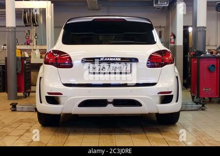 Moskau. Februar 2019. Getunte und super breite weiße Porsche Cayenne im Service-Center. Modifiziert von Hamann mit exklusivem Bodykit und Auspuff Stockfoto