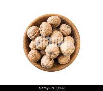 Walnüsse isoliert auf weiß. Walnüsse in einer Schüssel isoliert auf weißem Hintergrund. Walnüsse mit Kopierplatz für Text auf weißem Hintergrund Stockfoto