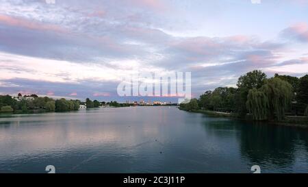 Alster in Hamburg an einem Sommerabend. Schöne Aussicht auf die Stadt von der alten Krugkoppel Brücke. Stockfoto