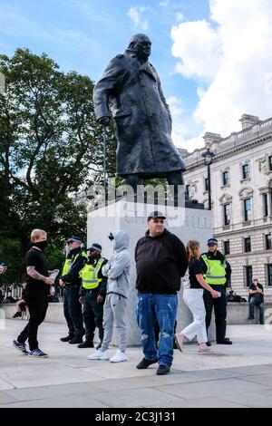 Parliament Square, Westminster, London, Großbritannien. Juni 2020. Proteste gegen Black Lives Matter: Die Polizei umringt die Statue von Winston Churchill, Demonstranten auf dem Parliament Square. Kredit: Matthew Chattle/Alamy Live Nachrichten Stockfoto