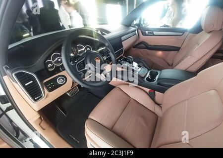 Moskau, Russland - 09. Mai 2019: Luxus in Beige und Schwarz Interieur des komplett neuen weißen Porsche Cayenne in einer Präsentationsbox. Stockfoto