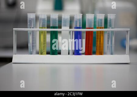 Chemische Analyse von Lösungen im Labor. Bunte Chemikalien in Reagenzgläsern Stockfoto