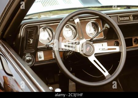 Moskau, Russland - 25. Mai 2019: Schwarzer Chevrolet Camaro Z28 1977 350 Innenraum des Retro-Autos Stockfoto