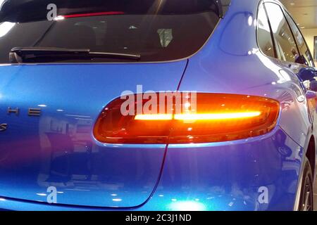 Moskau, Russland - 22. April 2019: Nahaufnahme des Kofferraumdeckels und der Rückleuchten des blauen Porsche Macan GTS Crossover in der Dealer-Mitte Stockfoto