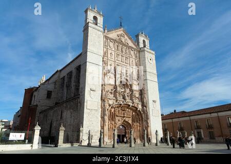 Valladolid, Spanien - 8. Dezember 2018: Iglesia de San Pablo (St. Paul's Convent Church) Vorderansicht Stockfoto