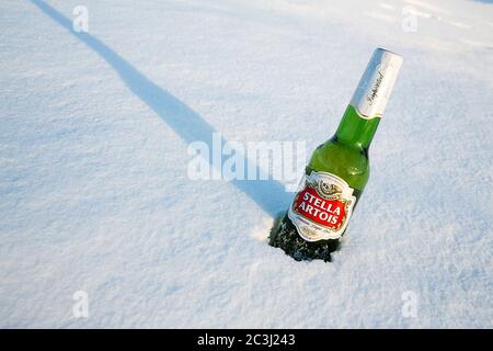 MONTREAL, KANADA - 21. Januar 2015: Eine Flasche Stella Artois Bier kühlt im Winterschnee. Ein europäisches Pilsner Bier, sehr beliebt in Kanada. Montreal, Stockfoto