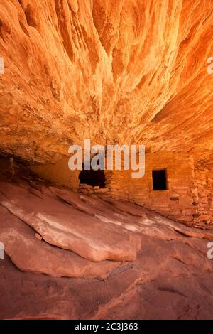 Die 800 Jahre alten Anasazi Ruinen des Mule Canyon, bekannt als das Haus des Feuers, denn wenn die Sonne auf den Felsen trifft, scheint es zu leuchten, als ob sie auf Feuer. Zeder Stockfoto