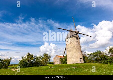 Windmühle von Le Moulin de Rimbault, Beauvoir-sur-Niort, Frankreich Stockfoto