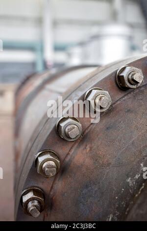 Schraubverbindung auf Schachtloch der industriellen Maschine Kompressor oder Pumpe auf Chemieanlage selektive Fokus mit out of Focus abstrakt industriell Stockfoto