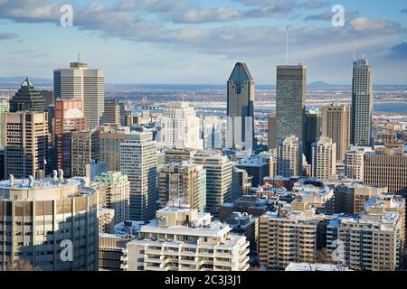 Montreal Financial District im Winter, vom Mont Royal aus gesehen. Downtown-Viertel mit St. Lawrence River im Hintergrund. Licht am frühen Abend. Stockfoto