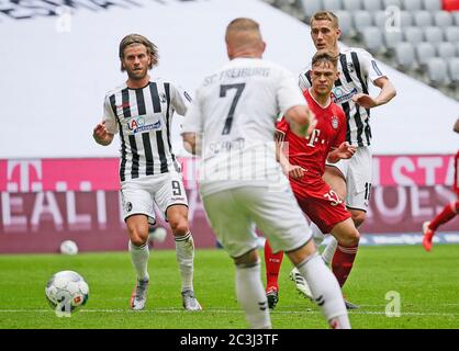 München, Deutschland, 20. Juni 2020, Joshua KIMMICH, FCB 32 Punkte, schießt Tor für 1:0, Nils PETERSEN, BRD 18 Lucas HOELER, BRD 9 beim 1.Bundesliga Spiel FC BAYERN MÜNCHEN - SC FREIBURG in Saison 2019/2020 Uhr Spieltag 33. FCB Foto: © Peter Schatz / Alamy Live News / Hans Rauchensteiner/Pool - die DFL-BESTIMMUNGEN VERBIETEN DIE VERWENDUNG VON FOTOGRAFIEN als BILDSEQUENZEN und/oder QUASI-VIDEO - Nationale und internationale Nachrichtenagenturen OUT redaktionelle Verwendung Stockfoto