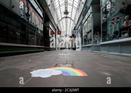 Cardiff, Wales, Großbritannien. Juni 2020. Ein sozialer, distanzierender „Warte/aros“-Regenbogen ‘der Morgan Arcade, Cardiff City Centre, während sich die Händler in Wales darauf vorbereiten, am Montag, den 22. Juni, nach der Coronavirus-Sperre einige Geschäfte wieder zu eröffnen. Kredit: Mark Hawkins/Alamy Live Nachrichten Stockfoto