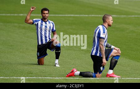 Jacob Murphy (links) und Connor Wickham vom Mittwoch in Sheffield unterstützen die Kampagne Black Lives Matter vor dem Sky Bet Championship-Spiel in Hillsborough, Sheffield. Stockfoto