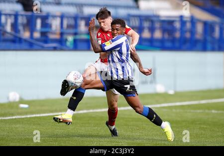 Kadeem Harris von Sheffield am Mittwoch kämpft mit Joe Lolley von Nottingham Forest während des Sky Bet Championship-Spiels in Hillsborough, Sheffield, um den Ball. Stockfoto