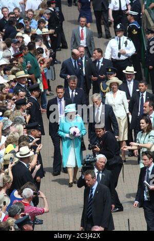 Königin Elizabeth II wird von Zuschauern gesäumt, als sie Wimbledon zum ersten Mal seit 33 Jahren besucht. Stockfoto