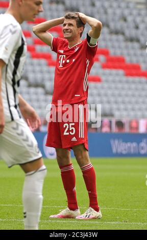 München, Deutschland, 20. Juni 2020, Thomas MÜLLER, FCB 25 FC BAYERN MÜNCHEN - SC FREIBURG in der Saison 2019/2020 Uhr Spieltag 33. FCB Foto: © Peter Schatz / Alamy Live News / Hans Rauchensteiner/Pool - die DFL-BESTIMMUNGEN VERBIETEN DIE VERWENDUNG VON FOTOGRAFIEN als BILDSEQUENZEN und/oder QUASI-VIDEO - Nationale und internationale Nachrichtenagenturen OUT redaktionelle Verwendung Stockfoto